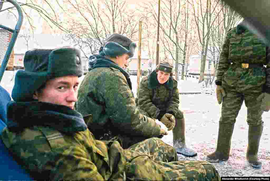 Перерыв в расчистке полигона от снега. 