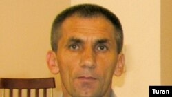 «Ekspres» qəzetinin əməkdaşı Elman Malıyev (sağda)