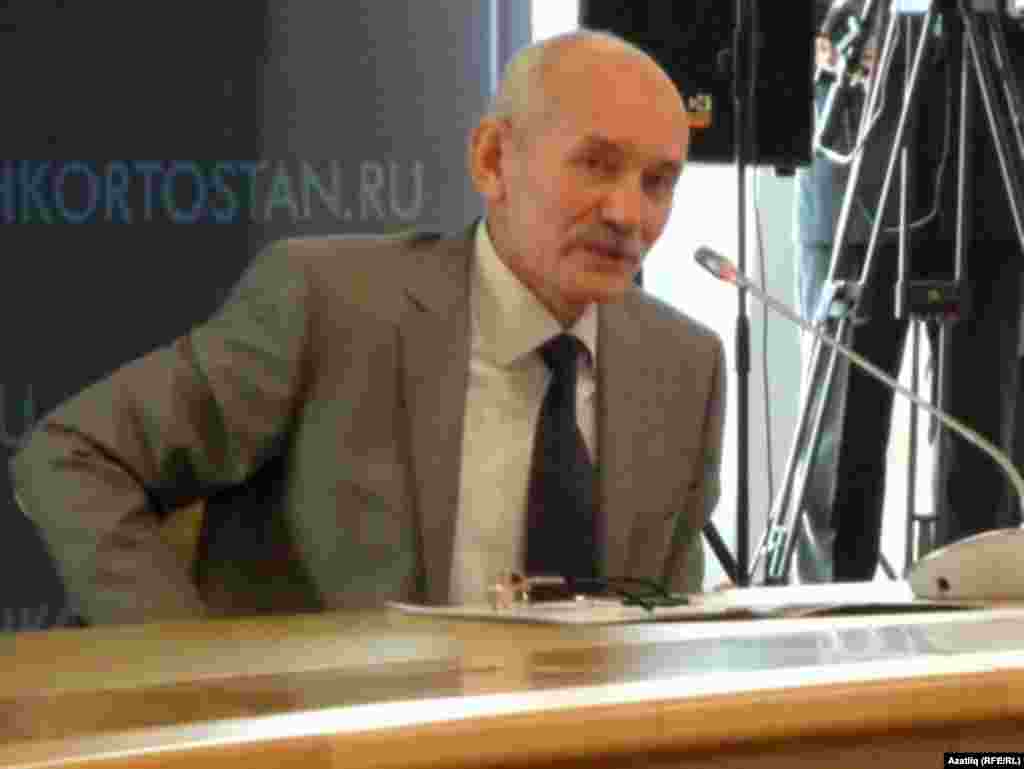 Башкортстан президенты Рөстәм Хәмитов хакимияткә килүенә 100 көн тулу уңаеннан &nbsp; журналистлар белән очрашты.