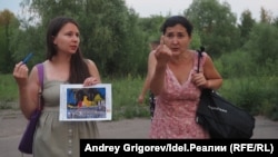 Активистки рассказывают о вреде застройки ООПТ у входа в Гавриловскую рощу. Лето 2021 года. 