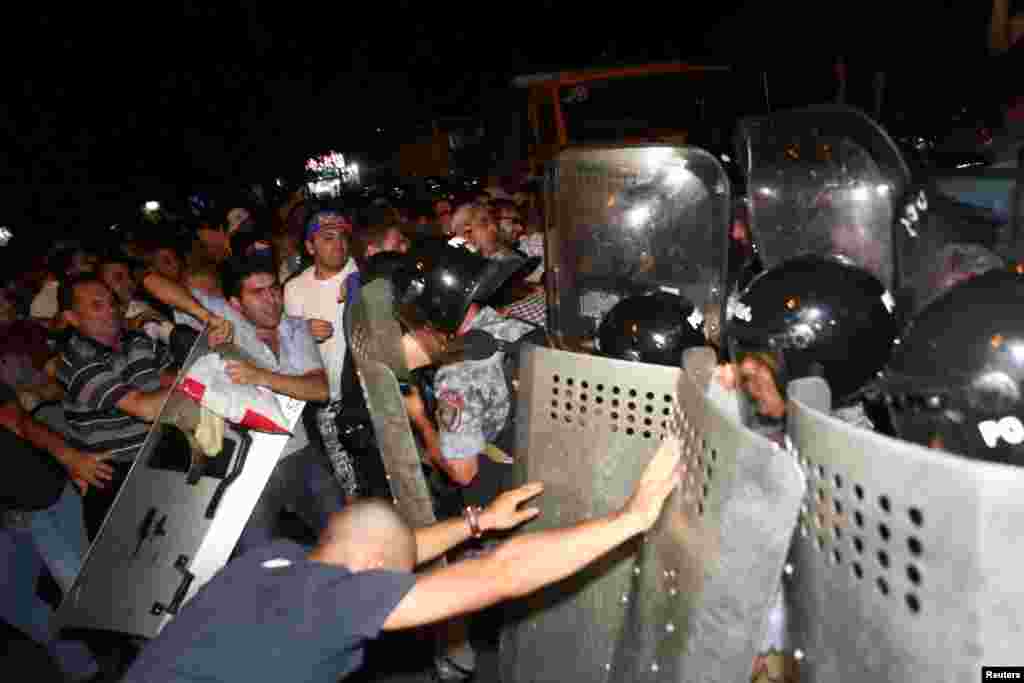 Armenia - Riot police clash with demonstrators who had gathered in a show of support for gunmen holding several hostages in a police station in Yerevan, Armenia, July 20, 2016