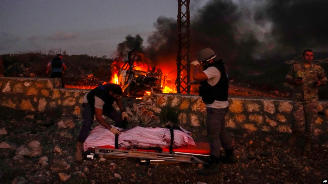 Fotografie de la locul atacului israelian care l-a omorât pe jurnalistul libanez Reuters, Issam Abdallah. RSF a demonstrat într-o investigație că acesta a fost vizat. 