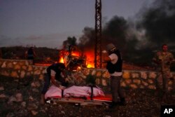 Apărarea civilă scoate cadavrul videografului Reuters Issam Abdallah, care a fost ucis de bombardamentele israeliene pe 13 octombrie 2023.