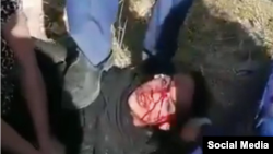 تصویری از ویدئوی ضرب و شتم که مامور حراست پای روی بدن بهاره چشم‌ براه گذاشته است