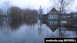 Адрэзаная ад вёскі хата ў Уваравічах