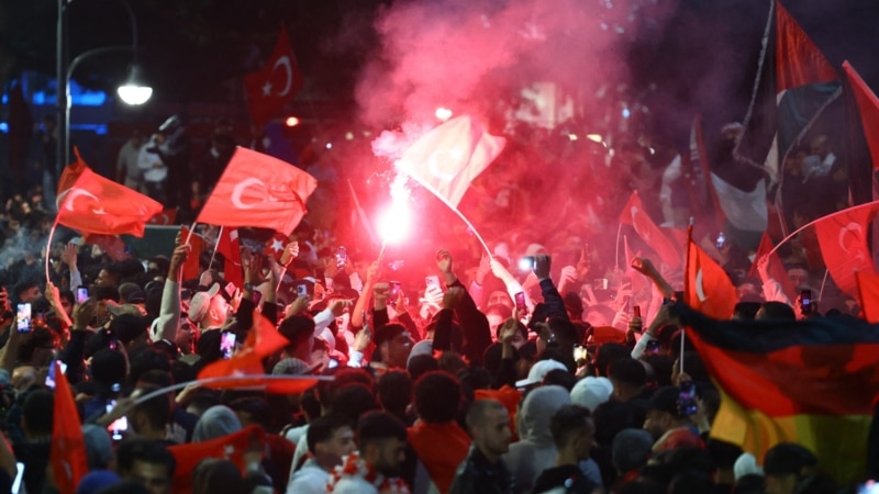 Ambasadori turk bën thirrje për festë të përmbajtur “kur t’i mposhtim holandezët”