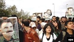 Курды - сторонники Абдуллы Оджалана с его портретом