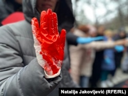 Neki od građana na protestu u Subotici istakli su simbol krvavo crvenih šaka, kao aluziju na slogan "Ruke su vam krvave", 16. februar 2025.