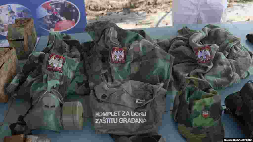 Përveç armëve, Policia ekspozoi edhe uniforma ushtarake dhe gazmaska, që tha se i gjeti gjatë bastisjeve në veri.  