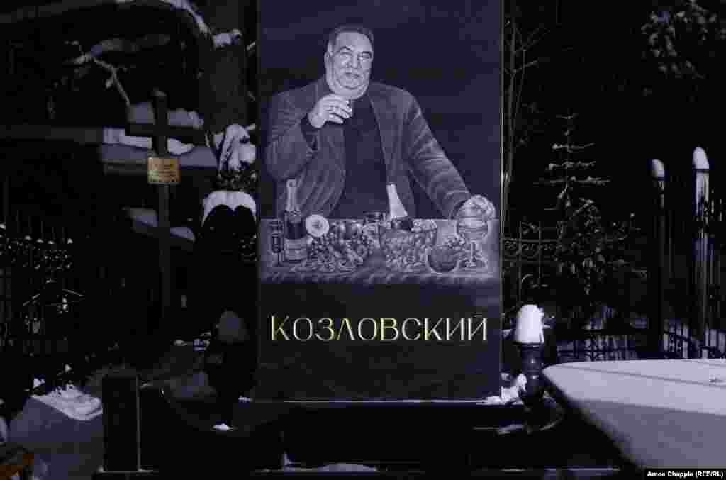 سنگ قبرهای مرده&zwnj;ها، که خیلی از آن&zwnj;ها گانگسترهای خرده&zwnj;پا یا مشهور شهر هستند، از دلایل شهرت گورستان است.