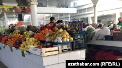 Aşgabadyň "Parahat" etrapçasyndaky bazar, ýanwar, 2018