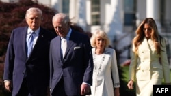 მარცხნიდან მარჯვნივ: აშშ-ის პრეზიდენტი დონალდ ტრამპი, დიდი ბრიტანეთის მეფე ჩარლზ მესამე, დედოფალი კამილა და პირველი ლედი მელანია თეთრი სახლის ბაღში. ვაშინგტონი, 2026 წლის 27 აპრილი 