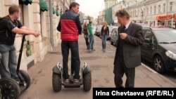 У Росії хлопці у такий спосіб рекламуть здоровий спосіб життя, закликаючи кинути сигарети