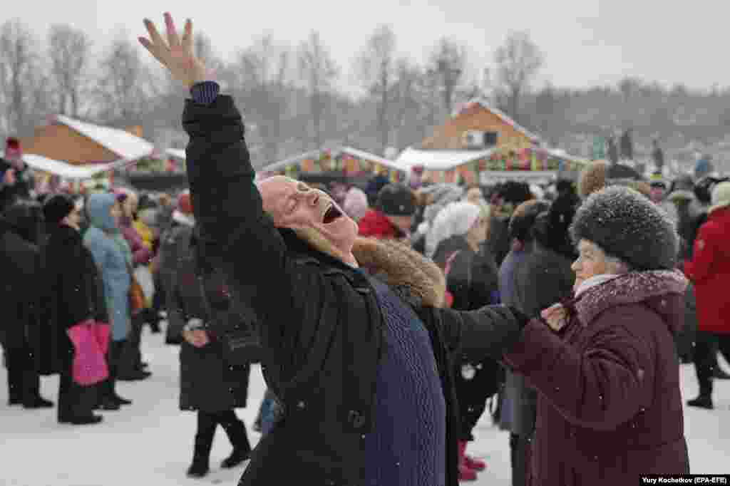 Russian people dance during Maslenitsa celebrations marking the end of winter in Moscow. (epa-EFE/Yuri Kochetkov)