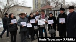 Полиция мекемесі алдында өткен Adam bol журналын қолдау акциясы. Алматы, 24 қаңтар 2015 жыл.