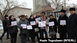 Demonstrasiýa gelenleriň käbiri žurnaly goldaýan şygarlary öňlerine tutup durdylar.. 