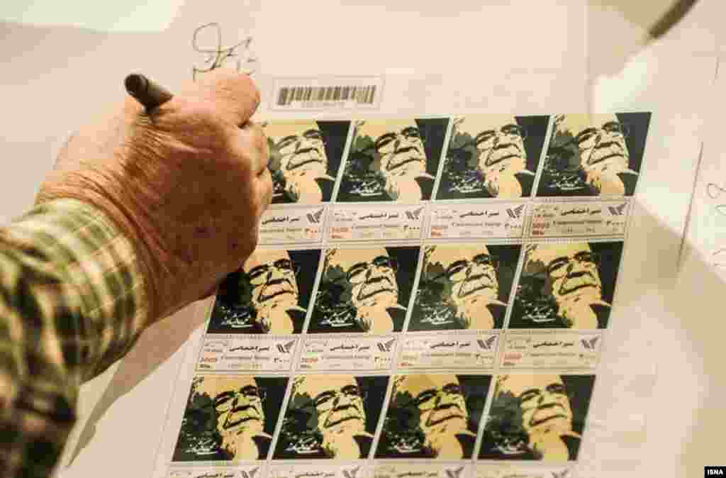 رونمایی از تمبر محمدعلی کشاورز در جریان بزرگداشت این بازیگر پیش&zwnj;کسوت.