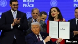 Під час 56-го засідання Всесвітнього економічного форуму в Давосі Дональд Трамп презентував Раду миру. Каже, що Рада не буде заміною ООН