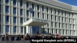 Үйү сүрдүрүлгөндөр Ош мэриясынын алдына чыгышты. 24-март, 2026