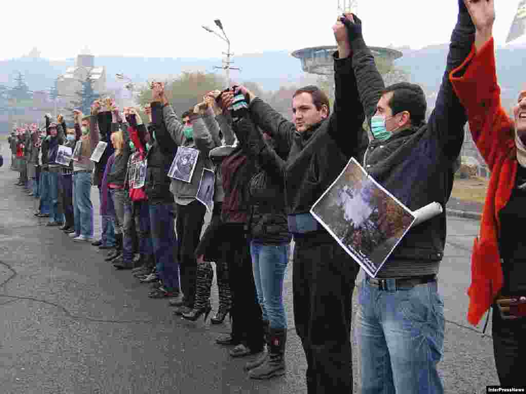 Тифлис, 7 декабр - Ҷавонони гурҷӣ эътирози худ ба ҳукуматро баён доранд 