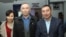 Отставкадағы полиция майоры Болатхан Жүнісов (ортада) қорғаушылары - қызы Лаура Жүнісова және адвокат Ғалым Нұрпейісовпен бірге. Талдықорған, 21 қазан 2019 жыл.