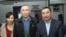 Майор МВД в отставке Болатхан Жунусов (в центре) после освобождения со своими защитниками — дочерью Лаурой Жунусовой и адвокатом Галымом Нурпеисовым. Талдыкорган, 21 октября 2019 года.