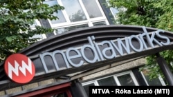 A Közép-Európai Sajtó és Média Alapítvány (KESMA) és a Mediaworks, Magyarország egyik legnagyobb médiavállalata székházának bejárata a főváros III. kerületében, a Bécsi úton