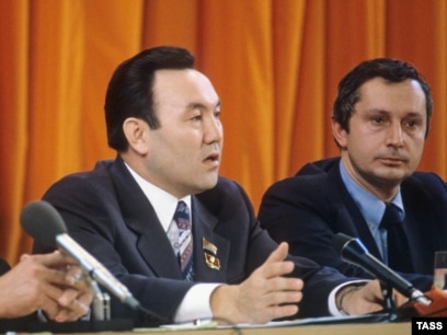 Екі әйел ер адамға бау таққан