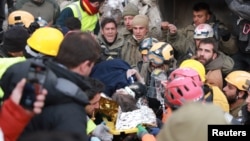 Ekipet e kërkim-shpëtimit në Turqi, pas tërmetit shkatërrues që mori jetën e mbi 21 mijë personave.