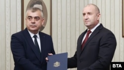 Председателят на парламентарната група на АПС Хайри Садъков и президентът Румен Радев позират с третия проучвателен мандат за съставяне на правителство, 16 януари 2026 г.