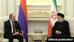 Встреча премьер-министра Армении Никола Пашиняна (слева) с президентом Исламской Республики Иран Ибрагимом Раиси, Душанбе, 17 сентября 2021 г.