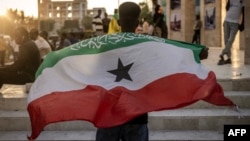 Një burrë mban flamurin e Somalilandës përpara monumentit Memoriali i Luftës në Hargeisa, në Hargeisa, më 7 nëntor 2024.