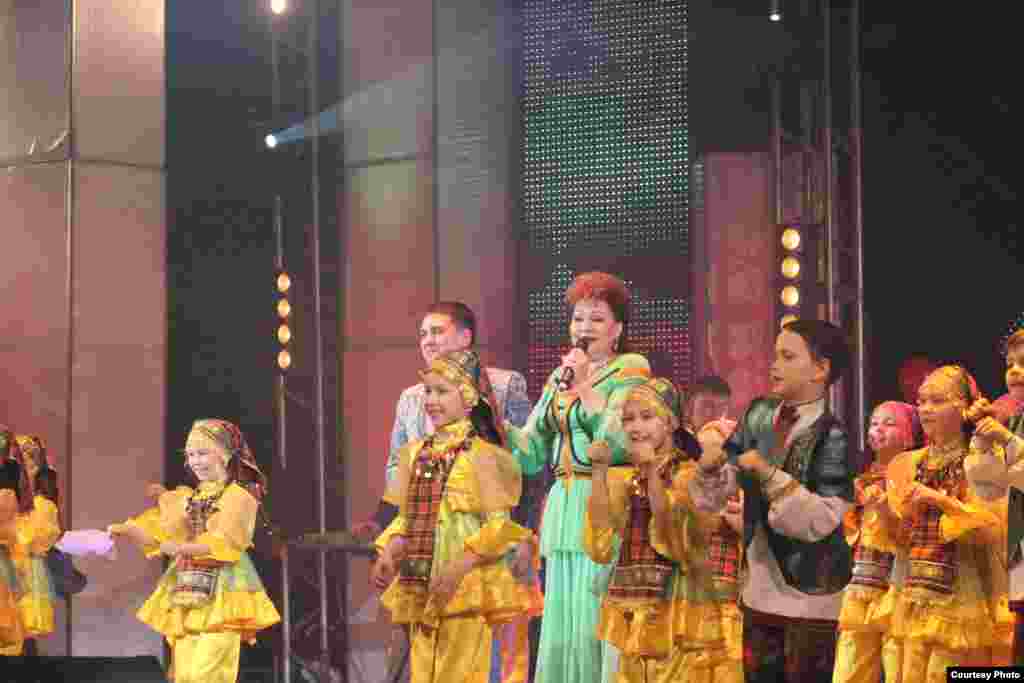 Русиянең халык артисты Хәния Фәрхи җырлаганда оныгы Әминә бии