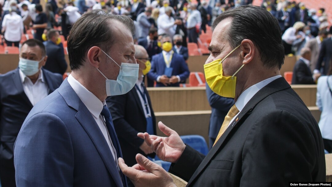 Președintele PNL, Ludovic Orban și premierul Florin Cîțu, la reuniunea partidului din 24 iulie 2021, momentul de start al unei competiții care a zdrobit, prin ricoșeu, coaliția de guvernare. Votul la Congresul PNL din 25 septembrie depinde de soarta moțiunii de cenzură. 