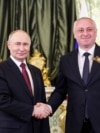 Владимир Путин, Бадра Гунба (справа)