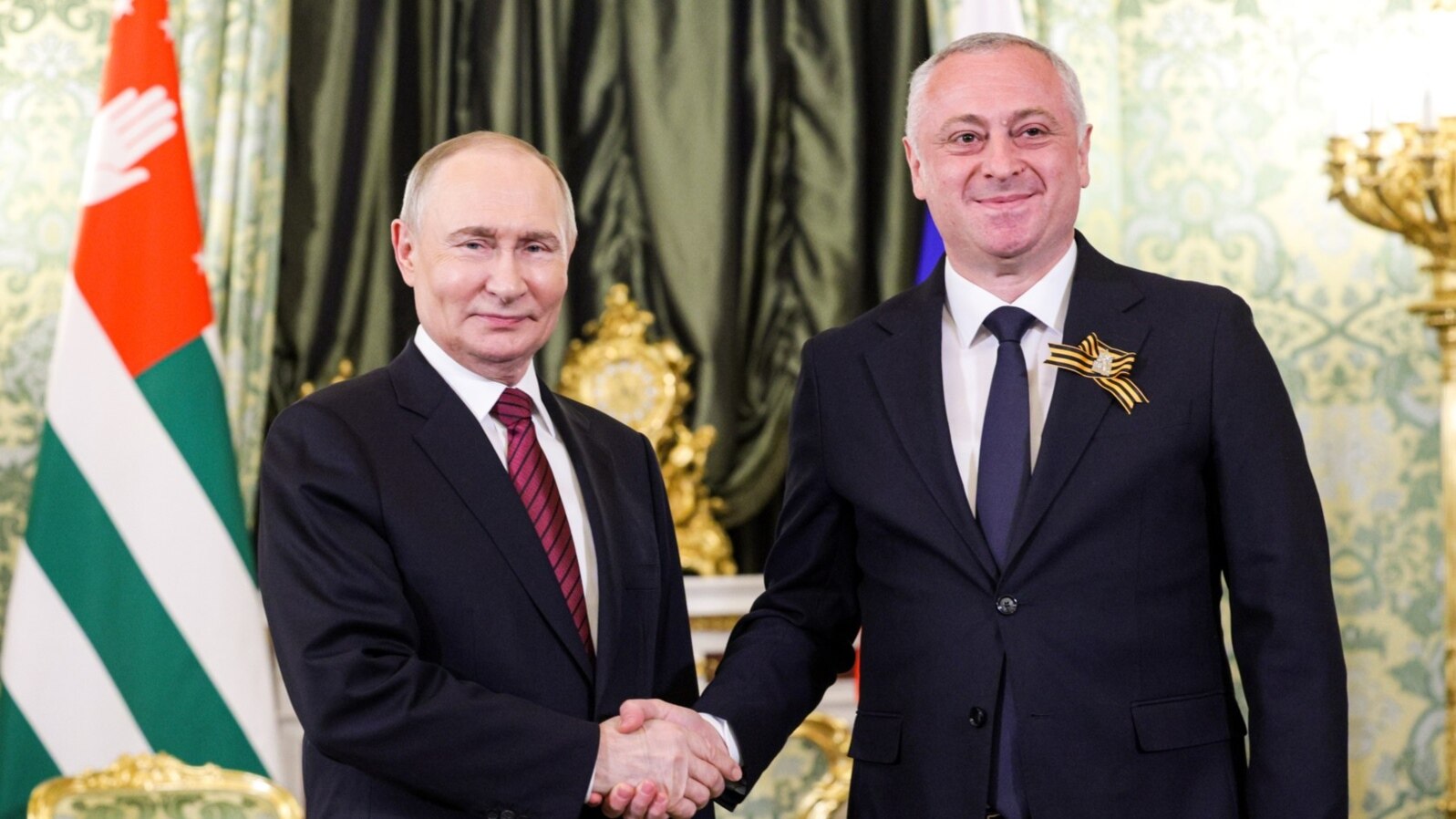 Владимир Путин, Бадра Гунба (справа)