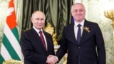 Владимир Путин, Бадра Гунба (справа)