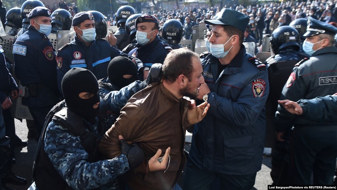 Hapšenje demonstranata na protestu u Jerevanu, 11. novembar 2020. 