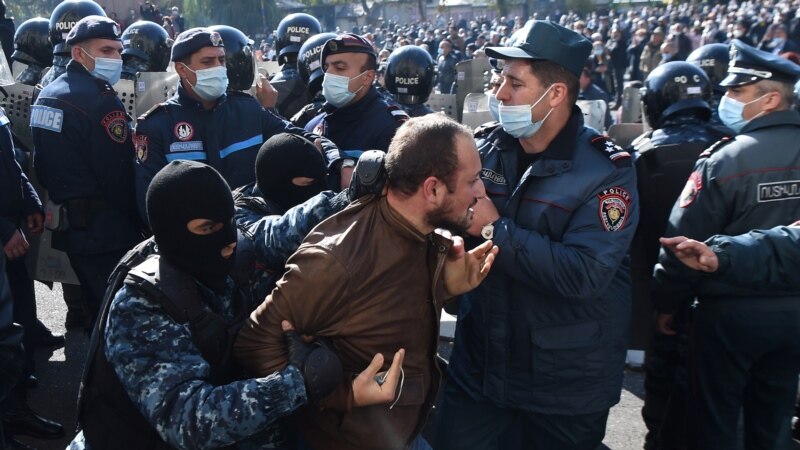 Ermeni polisiýasy ýaraşyk ylalaşygyna gahary gelen protestçiler bilen çaknyşdy