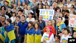 Під час мітингу в Маріуполі, 28 серпня 2014 року