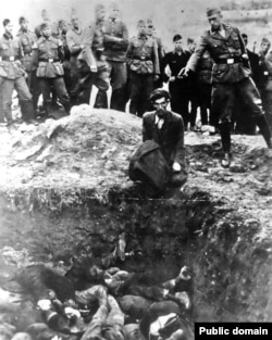 یک یهودی در لحظه قبل از اعدام، اوکراین، ۱۹۴۱