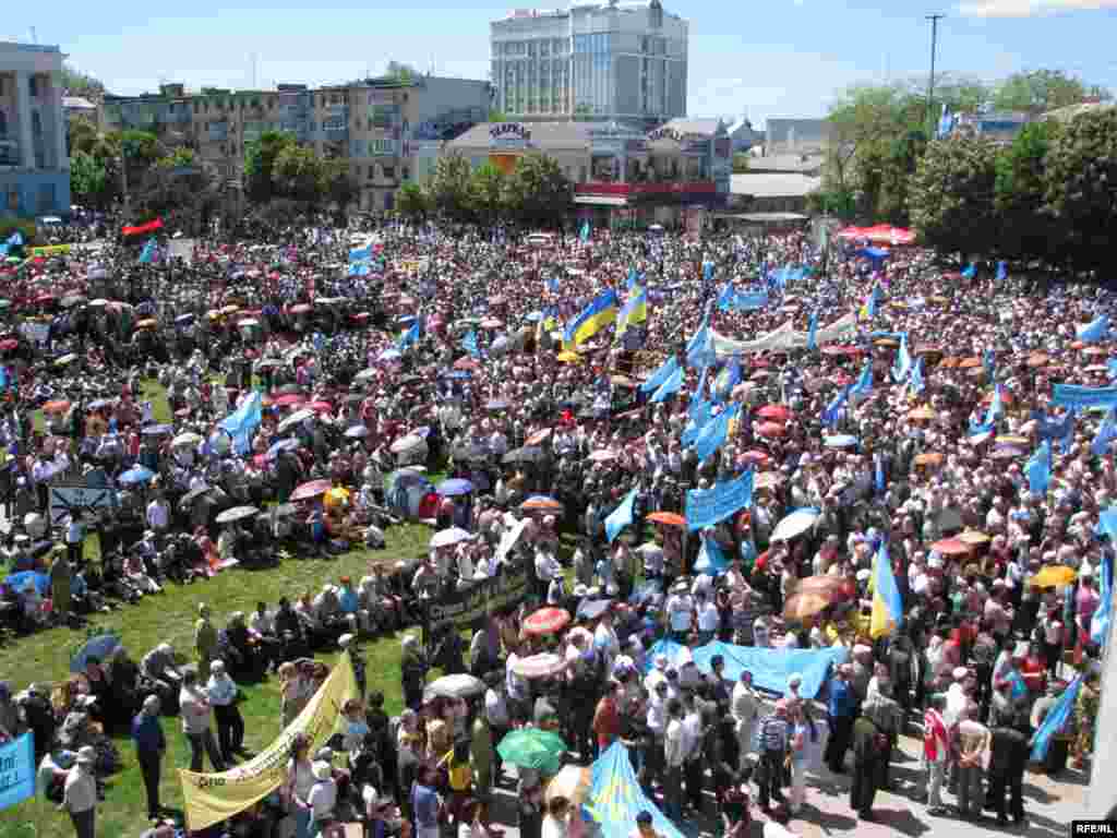 7. 2009 ел, Акмәчет, Ленин мәйданы Кырымтатар фаҗигасен украин милләтчеләре күтәреп ала. Артта кызыллы-каралы әләм. Кызагынчка, украиннар кырымтатарларны яклау эшендә соңга калды. 