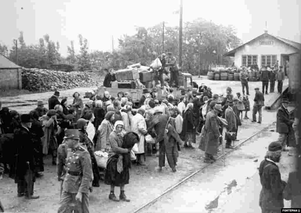 Kőszegi vasútállomás, 1944. június 18. Zsidók átszállítása a Schey Fülöp utcai gettóból a szombathelyi gettóba, ahonnan július 4-én Auschwitzba deportálták őket