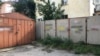 Надписи на заборе и гаражных воротах в Симферополе. Иллюстративное фото