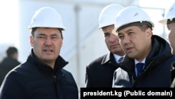 Садыр Жапаров жана Мелис Тургунбаев. «Кыргызнефтегаз» ишканасынын «Кыргыз Петролеум Компани» заводу менен таанышуу учуру. 18-декабрь, 2021-жыл.