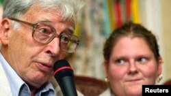 Профессор Роберт Эдвардс и первый "ребенок из пробирки" Луиза Браун. 