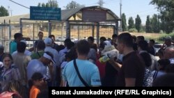 Кыргызско-казахская границе в день открытия таможенных границ между двумя республиками. 12 августа 2015 года, пункт пропуска «Ак-Жол».