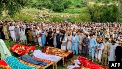 د باجوړ په سالارزیو کې خلک په ورښتونو او سېلابونو کې د وژل شویو د جنازې لمونځ کوي - د اګست ۱۵مې انځور.