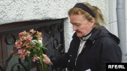 Ірына Міхайлаўна Быкава ўскладае кветкі да мэмарыяльнай дошкі Васіля Быкава ў Віцебску