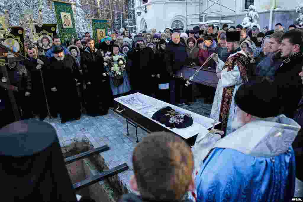 Пахаваньне ігуменьні Cьвята-Ксеньнеўскага жаночага манастыра маці Васілісы, забітай напярэдадні праваслаўнага Раства. Паводле інфармацыі Барысаўскай япархіі Беларускай праваслаўнай царквы, у нападзе падазраецца 29-гадовая ўраджэнка Казахстану, якая жыла пры манастыры. 8 студзеня 2017 году.